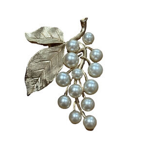 Vintage Crown Trifari gold brooch grape cluster shape dimensional faux pearls